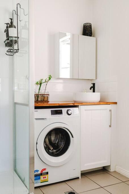 Live In The Heart Of At Fairbairn Apartment *